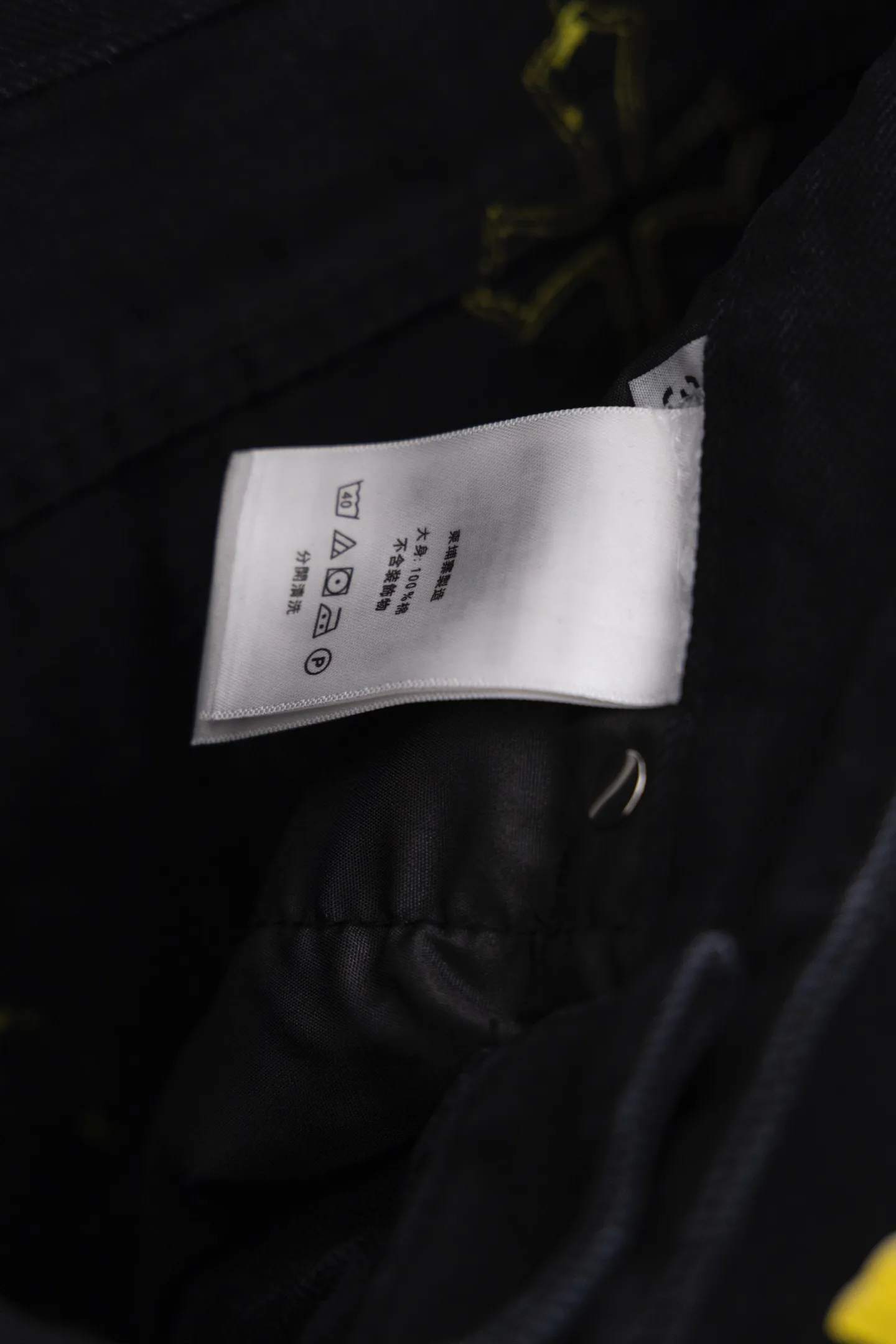 P240 CH Chromehearts limited edition yellow and blue cross patchwork leather black jeans, priced at 34W level, patchwork cross pattern embellishment, washed jeans! ! An absolutely high-end luxury product, a 1.9W-level god-level single product, a super popular product, made by top heavy industry, a magic weapon that cannot be missed! [About Zangyin] This is an extremely luxurious fashion brand that can also be called the aristocracy of the high street. It has always been an exclusive brand for some hipsters or rich second generations. Compared with ordinary high streets, it is more luxurious and noble. Compared with luxury brands, it is more fashionable and individual. It has always been a brand that I have a special liking for. [Top heavy industry fashion design] Consistently high-street luxury style. Speaking of this style, the Zangyin family and GU family are definitely the leading representative brands. Especially the Zangyin family has really achieved a state-of-the-art effect in creating high-street style. The unique washed material is used to create this style. The color system is already quite eye-catching. After it is decorated with patchwork cross flowers, it cleverly highlights the charm of the brand. Secondly, this style uses classic The high-waist cutting design highlights the long legs and fashionable temperament of the upper body. The brand is highly recognizable and the slim fit configuration is more suitable for daily wear. It is a product that interprets personality, fashion, and specifications at a glance. This single product is enough to make any fan excited. It can be a white T-shirt for a youthful college style, or a tight suspender for a royal style. It has strong matching ability and can be easily controlled by men.  [Materials and craftsmanship] Needless to say, this point goes without saying. As an excellent craftsman brand, Zangyin’s requirements for details and craftsmanship are really perfect. The washed color of this model has gone through so many processes, not to mention the embellishment of denim appliques. It is also purely hand-made and sewn. Just like what they believe in, only hand-made things have soul and have the meaning of wear. A top-notch heavy-duty fashionable denim item, I look forward to your perfect interpretation! !  Color: Black Size: 28-36
